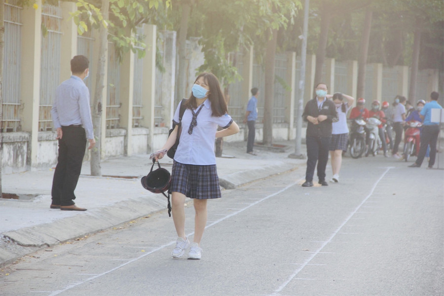 Học sinh TP.HCM vui mừng trở lại trường sau đợt nghỉ phòng dịch Covid-19 ảnh 2 Học sinh TP.HCM vui mừng trở lại trường sau đợt nghỉ phòng dịch Covid-19 ảnh 2
