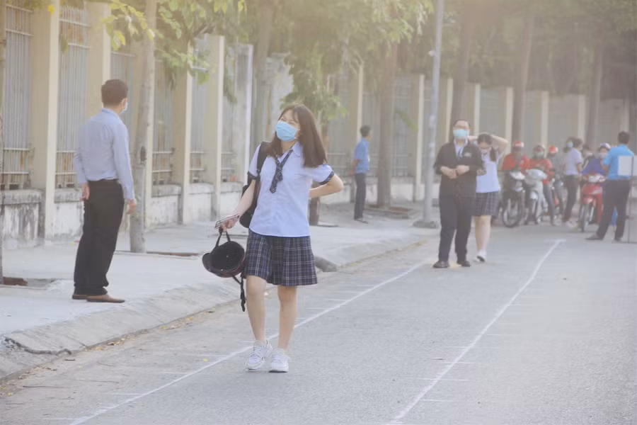 Học sinh TP.HCM vui mừng trở lại trường sau đợt nghỉ phòng dịch Covid-19 ảnh 2