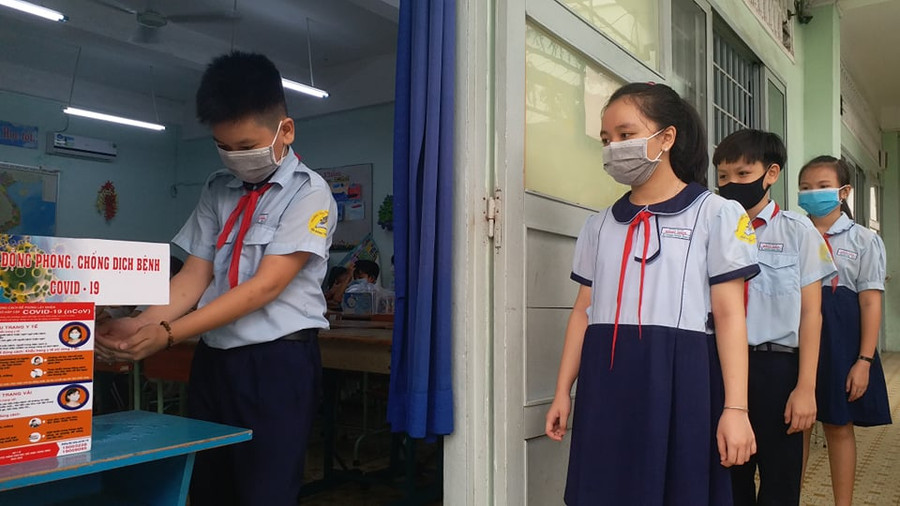 Thầy giáo làm máy rửa tay tự động đón trò trở lại trường ảnh 2 Thầy giáo làm máy rửa tay tự động đón trò trở lại trường ảnh 2