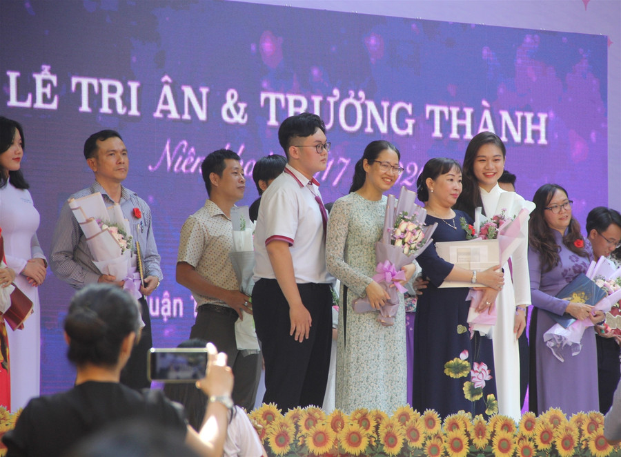 Đi qua từng cung bậc cảm xúc trong ngày chia tay tuổi học trò ảnh 1