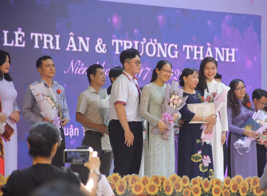 Đi qua từng cung bậc cảm xúc trong ngày chia tay tuổi học trò ảnh 1