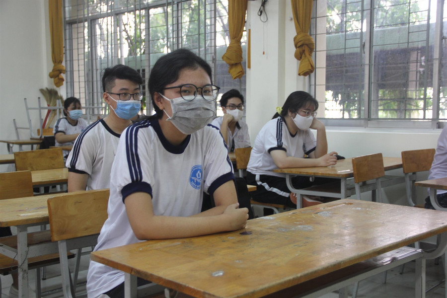 Học sinh TP.HCM vui mừng trở lại trường sau đợt nghỉ phòng dịch Covid-19 ảnh 6 Học sinh TP.HCM vui mừng trở lại trường sau đợt nghỉ phòng dịch Covid-19 ảnh 6