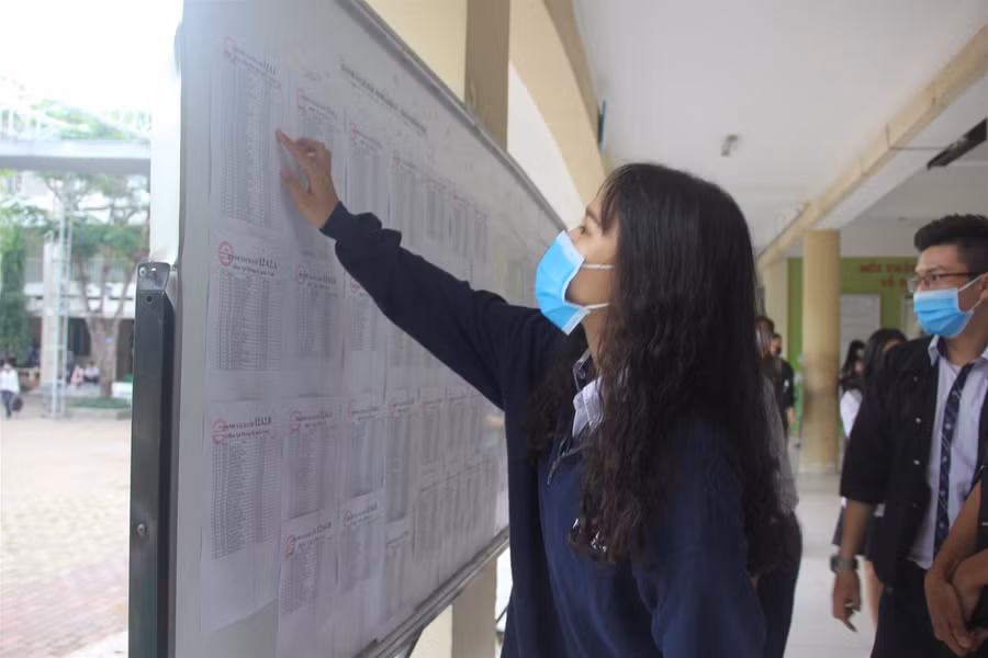 Học sinh TP.HCM vui mừng trở lại trường sau đợt nghỉ phòng dịch Covid-19 ảnh 8