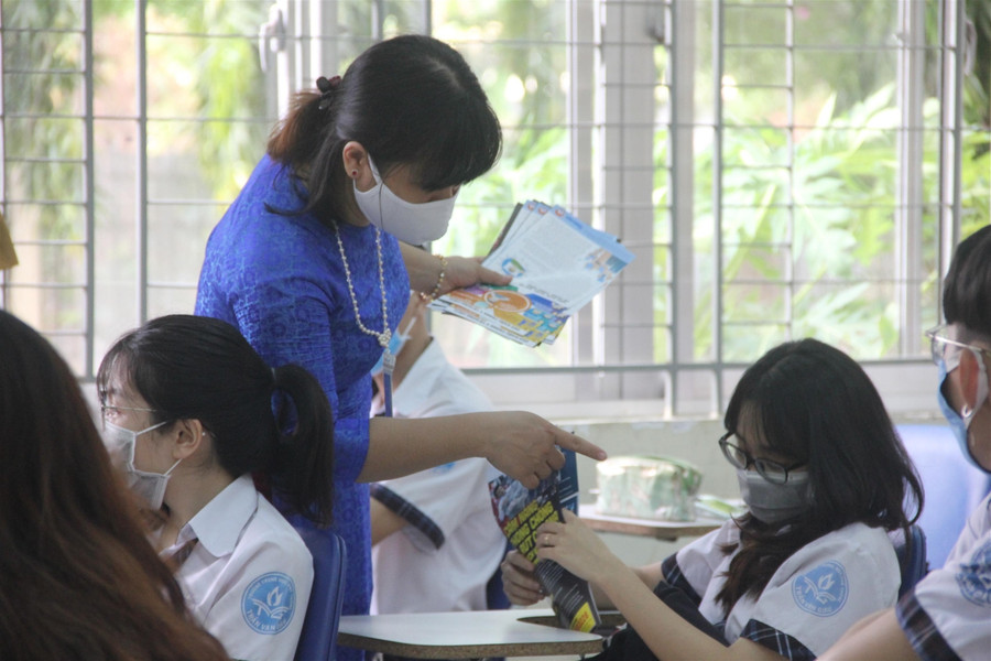 Học sinh TP.HCM vui mừng trở lại trường sau đợt nghỉ phòng dịch Covid-19 ảnh 10 Học sinh TP.HCM vui mừng trở lại trường sau đợt nghỉ phòng dịch Covid-19 ảnh 10