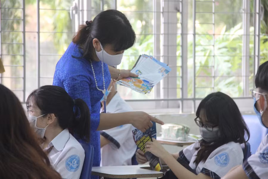 Học sinh TP.HCM vui mừng trở lại trường sau đợt nghỉ phòng dịch Covid-19 ảnh 10