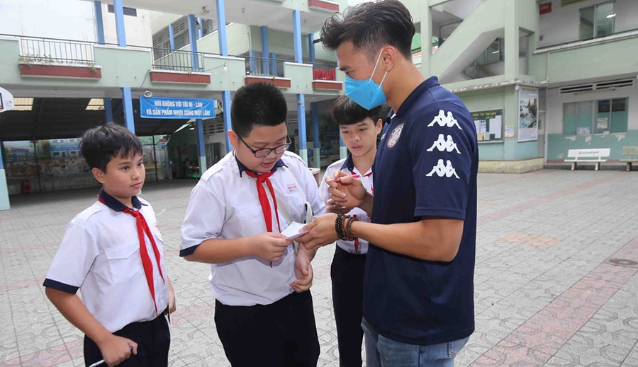CLB bóng đá TP.HCM sẻ chia với các học sinh trong vụ cây phượng bật gốc ảnh 2 CLB bóng đá TP.HCM sẻ chia với các học sinh trong vụ cây phượng bật gốc ảnh 2