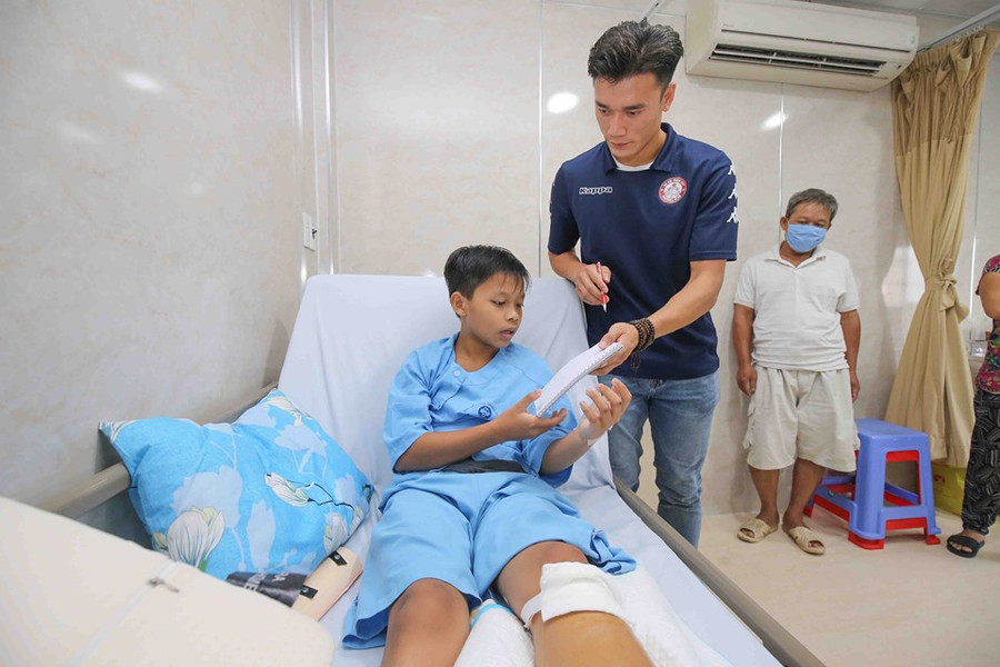 CLB bóng đá TP.HCM sẻ chia với các học sinh trong vụ cây phượng bật gốc ảnh 3 CLB bóng đá TP.HCM sẻ chia với các học sinh trong vụ cây phượng bật gốc ảnh 3