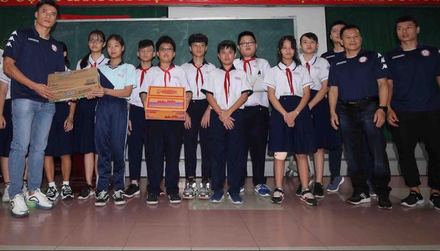 CLB bóng đá TP.HCM sẻ chia với các học sinh trong vụ cây phượng bật gốc ảnh 1 CLB bóng đá TP.HCM sẻ chia với các học sinh trong vụ cây phượng bật gốc ảnh 1