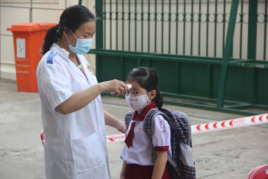 Học sinh háo hức trở lại trường sau hơn 3 tháng nghỉ do dịch Covid-19 ảnh 1