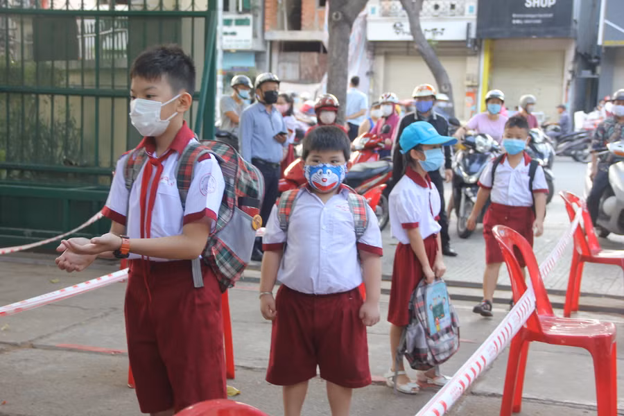 Học sinh háo hức trở lại trường sau hơn 3 tháng nghỉ do dịch Covid-19 ảnh 3