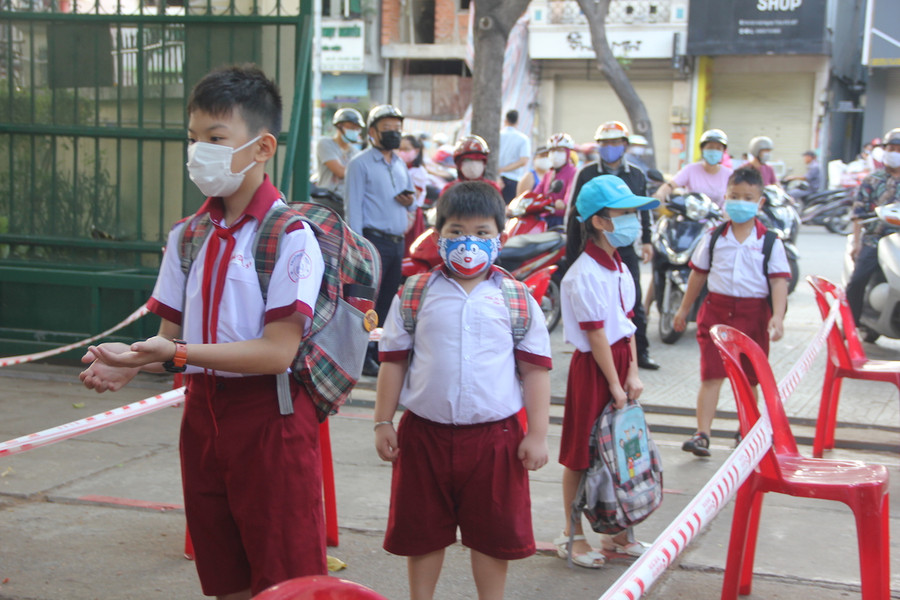 Học sinh háo hức trở lại trường sau hơn 3 tháng nghỉ do dịch Covid-19 ảnh 3