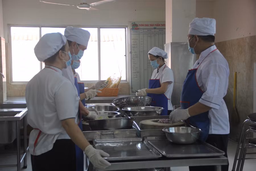 Trẻ mầm non TP.HCM háo hức trở lại trường ảnh 11