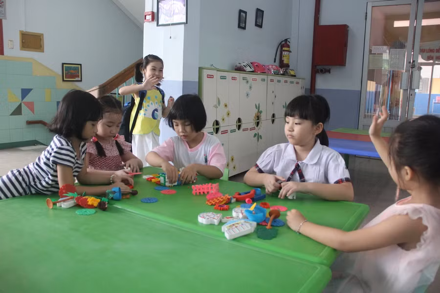 Trẻ mầm non TP.HCM háo hức trở lại trường ảnh 8