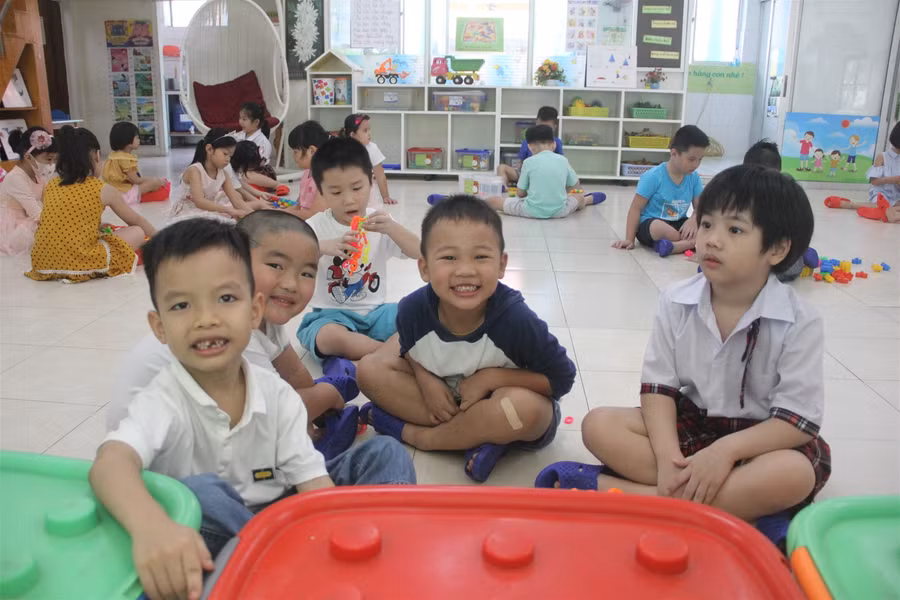 Trẻ mầm non TP.HCM háo hức trở lại trường ảnh 9