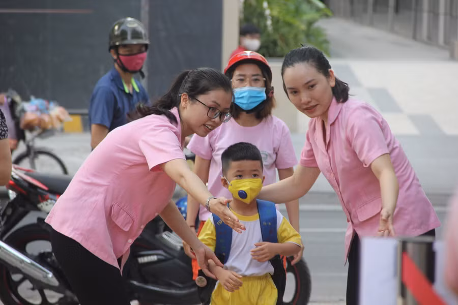 Trẻ mầm non TP.HCM háo hức trở lại trường ảnh 2