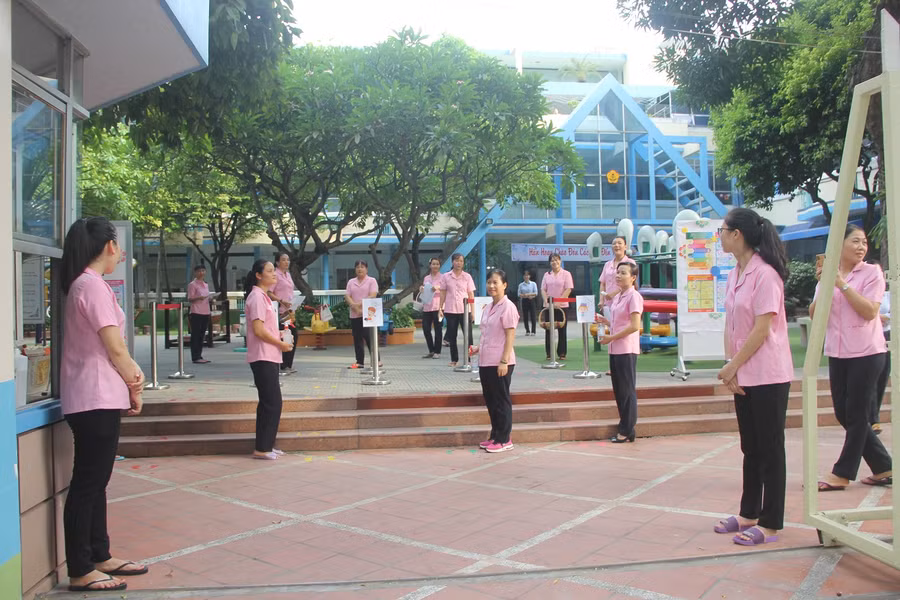 Trẻ mầm non TP.HCM háo hức trở lại trường ảnh 1