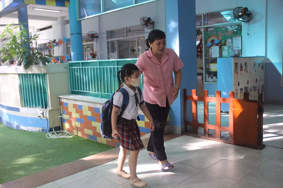 Trẻ mầm non TP.HCM háo hức trở lại trường ảnh 6