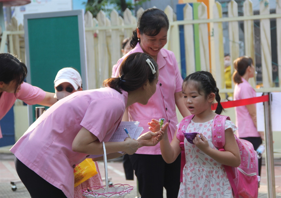 Trẻ mầm non TP.HCM háo hức trở lại trường ảnh 5