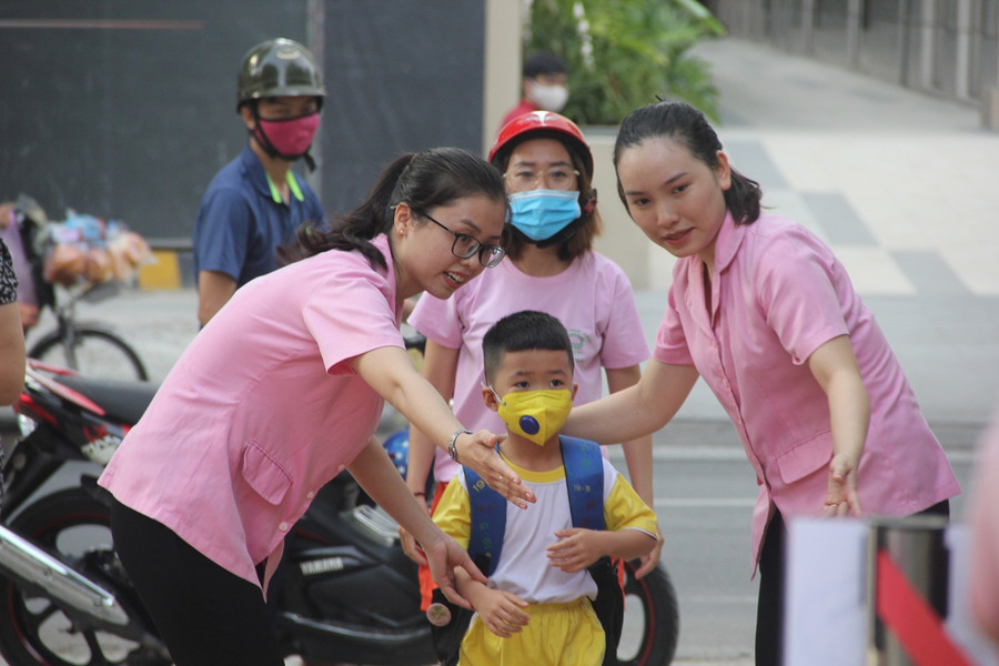Trẻ mầm non TP.HCM háo hức trở lại trường ảnh 2