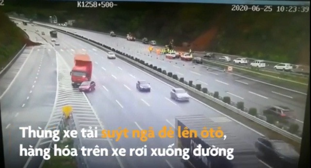 Nữ tài xế ôtô rẽ ẩu trên cao tốc suýt bị xe tải đè bẹp Nữ tài xế ôtô rẽ ẩu trên cao tốc suýt bị xe tải đè bẹp