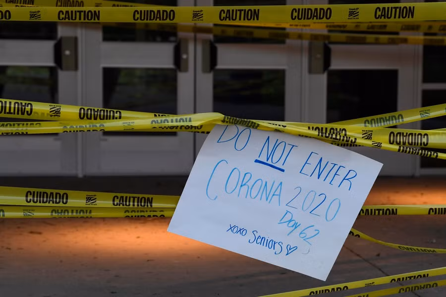 Cách ăn mừng tốt nghiệp khác lạ của học sinh Mỹ mùa dịch ảnh 5