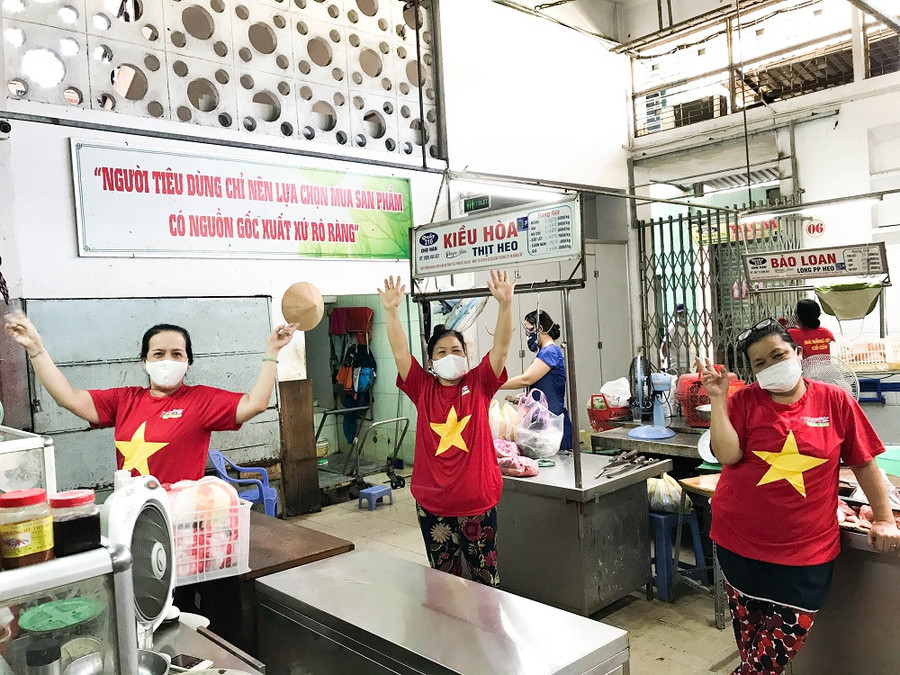 1.500 tiểu thương các chợ đồng loạt mặc áo cờ đỏ sao vàng với thông điệp “Đà Nẵng ơi, cố lên!” ảnh 8 1.500 tiểu thương các chợ đồng loạt mặc áo cờ đỏ sao vàng với thông điệp “Đà Nẵng ơi, cố lên!” ảnh 8