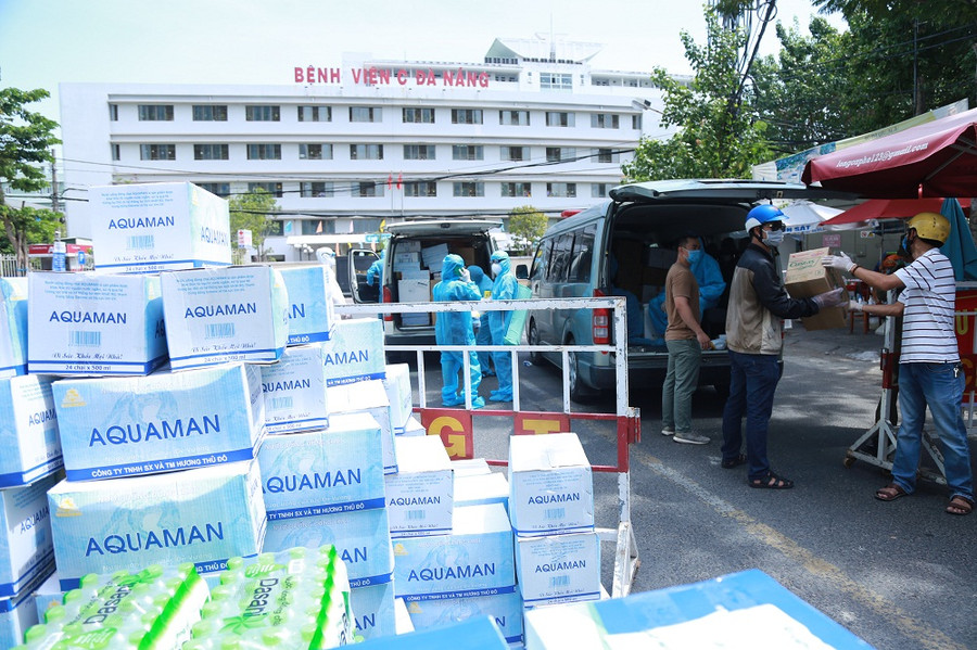 Ấm áp tình người trong tâm dịch Covid-19 ở Đà Nẵng ảnh 6