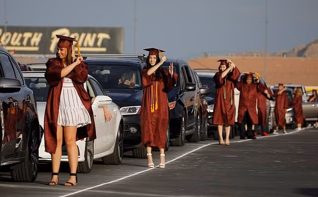 Muôn kiểu lễ tốt nghiệp sáng tạo của các trường học Mỹ trong dịch Covid-19