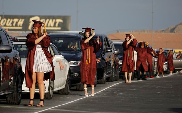 Muôn kiểu lễ tốt nghiệp sáng tạo của các trường học Mỹ trong dịch Covid-19