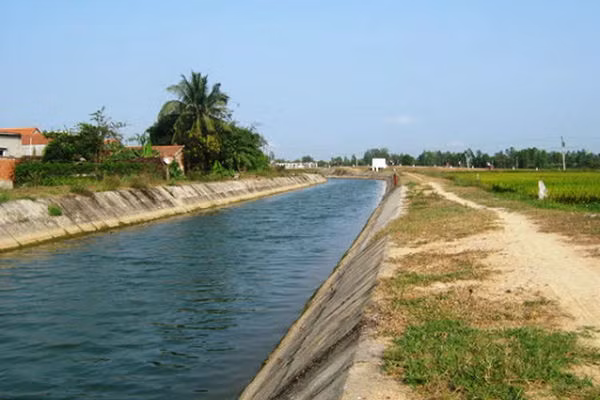 Tắm dưới kênh nước, 3 học sinh chết đuối thương tâm ảnh 1