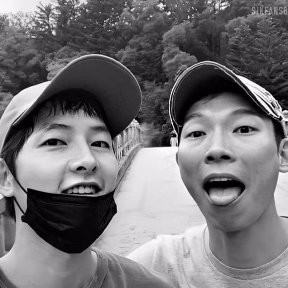  Động thái quen thuộc của Song Joong Ki khi vợ cũ Song Hye Kyo dính tin đồn tình ái 