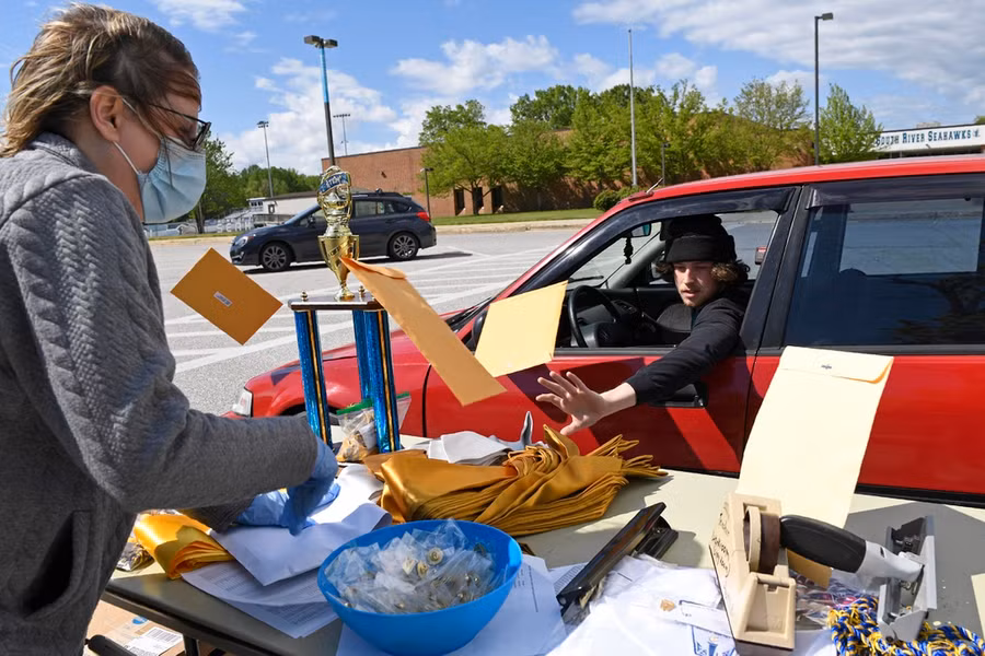 Cách ăn mừng tốt nghiệp khác lạ của học sinh Mỹ mùa dịch ảnh 3