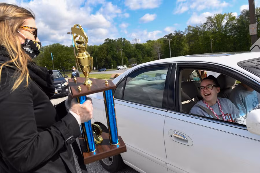 Cách ăn mừng tốt nghiệp khác lạ của học sinh Mỹ mùa dịch ảnh 9