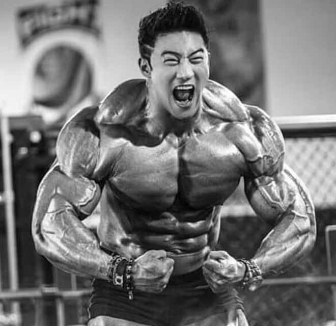 Chàng trai bị bắt nạt trở thành VĐV thể hình hàng đầu châu Á