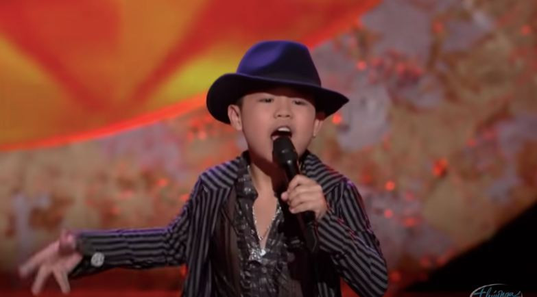 'Thần đồng bé Châu' làm nhân viên quán bar để mưu sinh