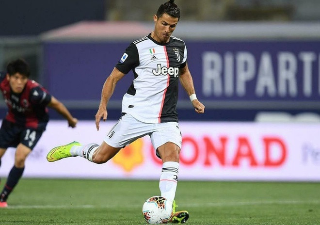 Ronaldo lập kỷ lục sau cú sút penalty thành công Ronaldo lập kỷ lục sau cú sút penalty thành công