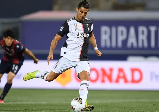 Ronaldo lập kỷ lục sau cú sút penalty thành công