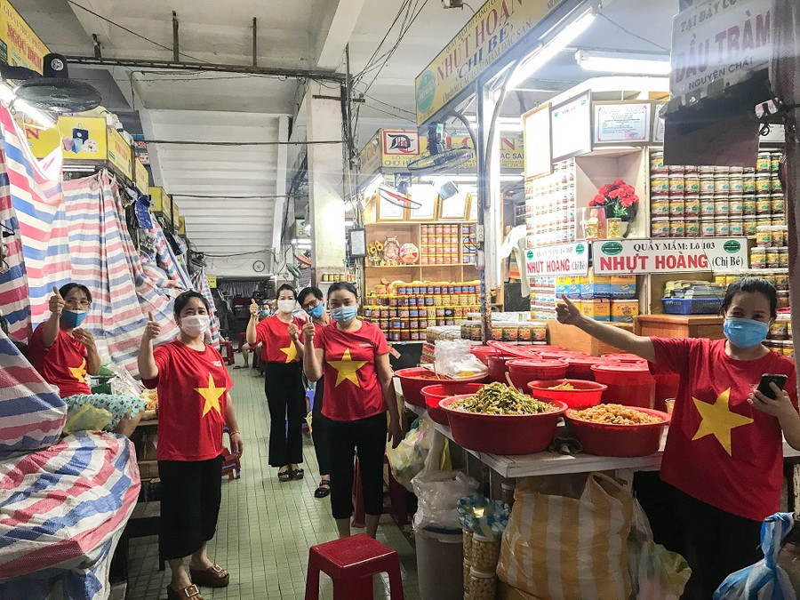 1.500 tiểu thương các chợ đồng loạt mặc áo cờ đỏ sao vàng với thông điệp “Đà Nẵng ơi, cố lên!” ảnh 3 1.500 tiểu thương các chợ đồng loạt mặc áo cờ đỏ sao vàng với thông điệp “Đà Nẵng ơi, cố lên!” ảnh 3