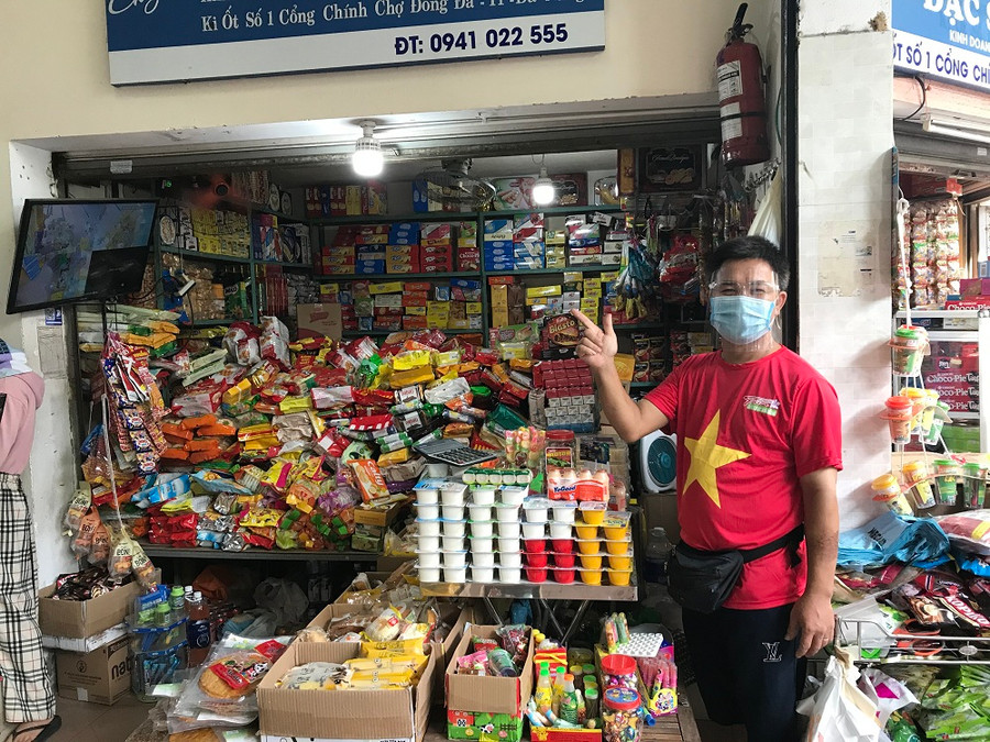 1.500 tiểu thương các chợ đồng loạt mặc áo cờ đỏ sao vàng với thông điệp “Đà Nẵng ơi, cố lên!” ảnh 1