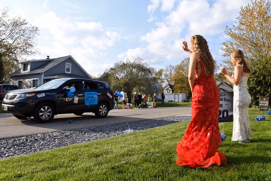 Cách ăn mừng tốt nghiệp khác lạ của học sinh Mỹ mùa dịch ảnh 7