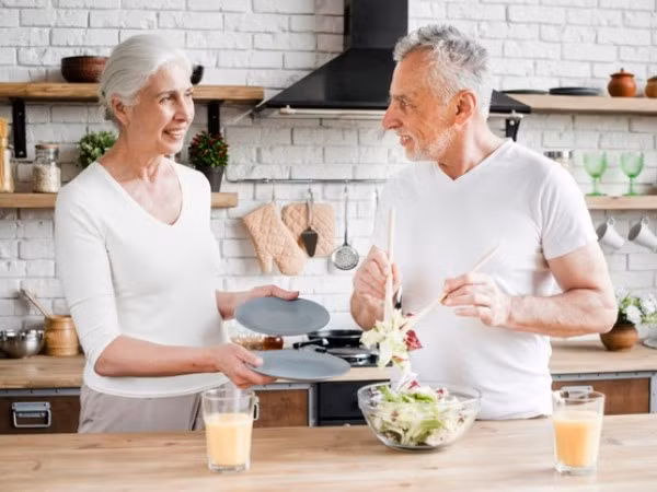 Người cao tuổi nên ăn gì để tăng cường khả năng miễn dịch, chống lại COVID-19?