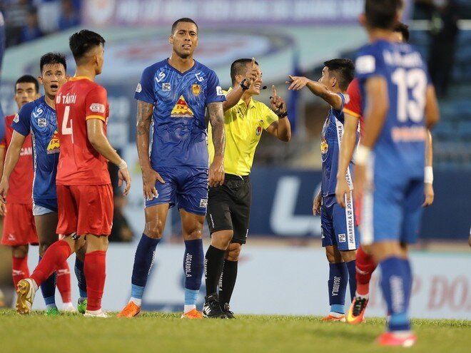 Chuyện lạ, HLV V-League lên án trọng tài dù 2 lần được "cứu"