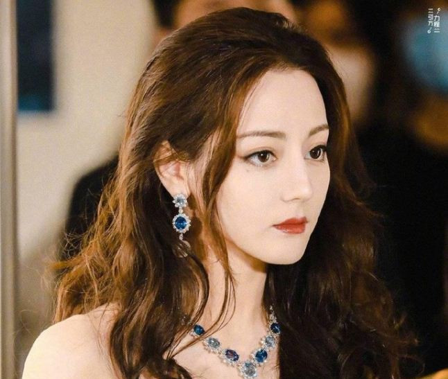 Những lần lên đồ quyến rũ, sang chảnh ngất trời của Địch Lệ Nhiệt Ba 