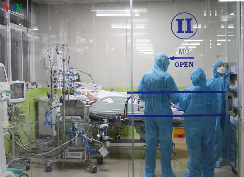 Phi công người Anh mắc Covid-19 đã có thể ngồi dậy được Phi công người Anh mắc Covid-19 đã có thể ngồi dậy được