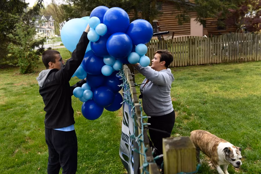 Cách ăn mừng tốt nghiệp khác lạ của học sinh Mỹ mùa dịch ảnh 6