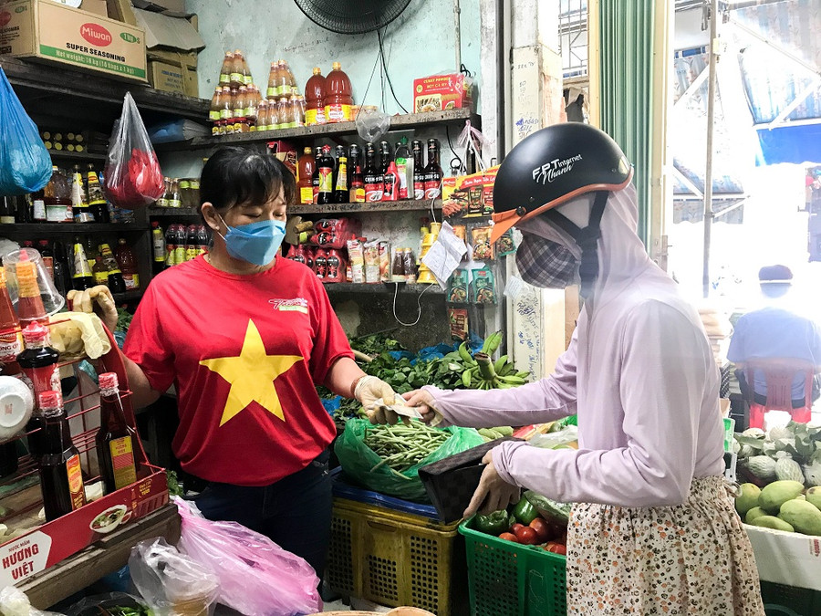 1.500 tiểu thương các chợ đồng loạt mặc áo cờ đỏ sao vàng với thông điệp “Đà Nẵng ơi, cố lên!” ảnh 2 1.500 tiểu thương các chợ đồng loạt mặc áo cờ đỏ sao vàng với thông điệp “Đà Nẵng ơi, cố lên!” ảnh 2