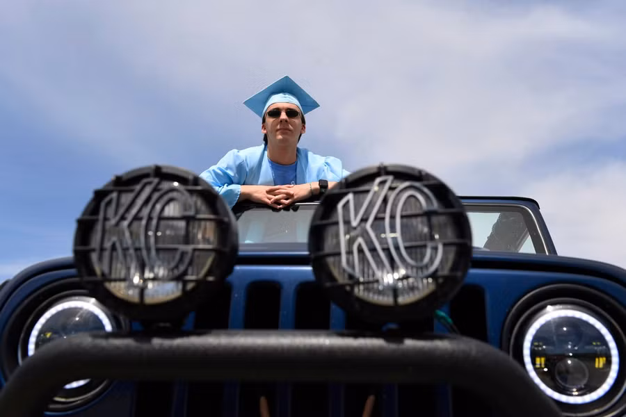 Cách ăn mừng tốt nghiệp khác lạ của học sinh Mỹ mùa dịch ảnh 8