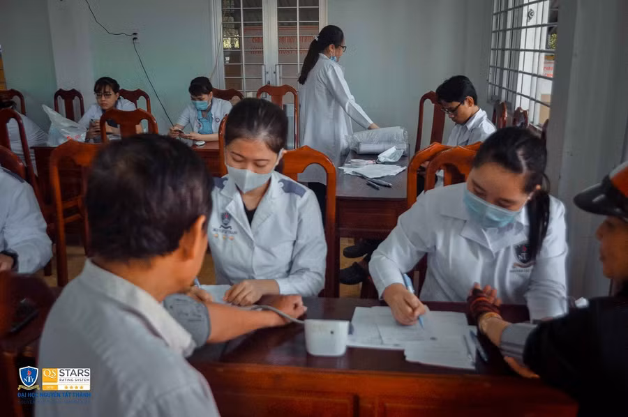 Đội ngũ giảng viên, sinh viên Trường ĐH Nguyễn Tất Thành tham gia khám, cấp phát thuốc miễn phí ảnh 1