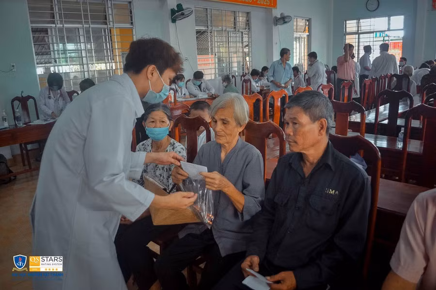 Đội ngũ giảng viên, sinh viên Trường ĐH Nguyễn Tất Thành tham gia khám, cấp phát thuốc miễn phí ảnh 2