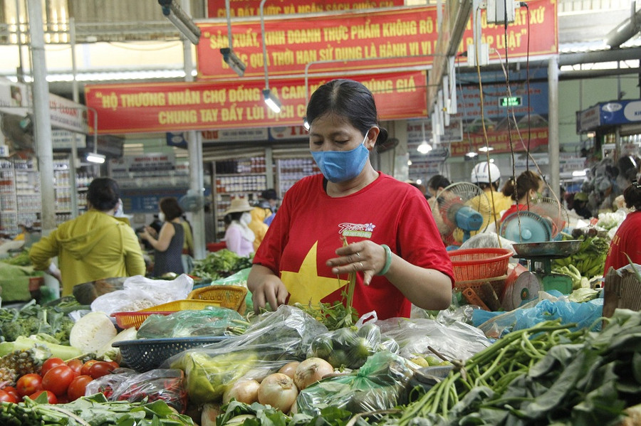 1.500 tiểu thương các chợ đồng loạt mặc áo cờ đỏ sao vàng với thông điệp “Đà Nẵng ơi, cố lên!” ảnh 7 1.500 tiểu thương các chợ đồng loạt mặc áo cờ đỏ sao vàng với thông điệp “Đà Nẵng ơi, cố lên!” ảnh 7
